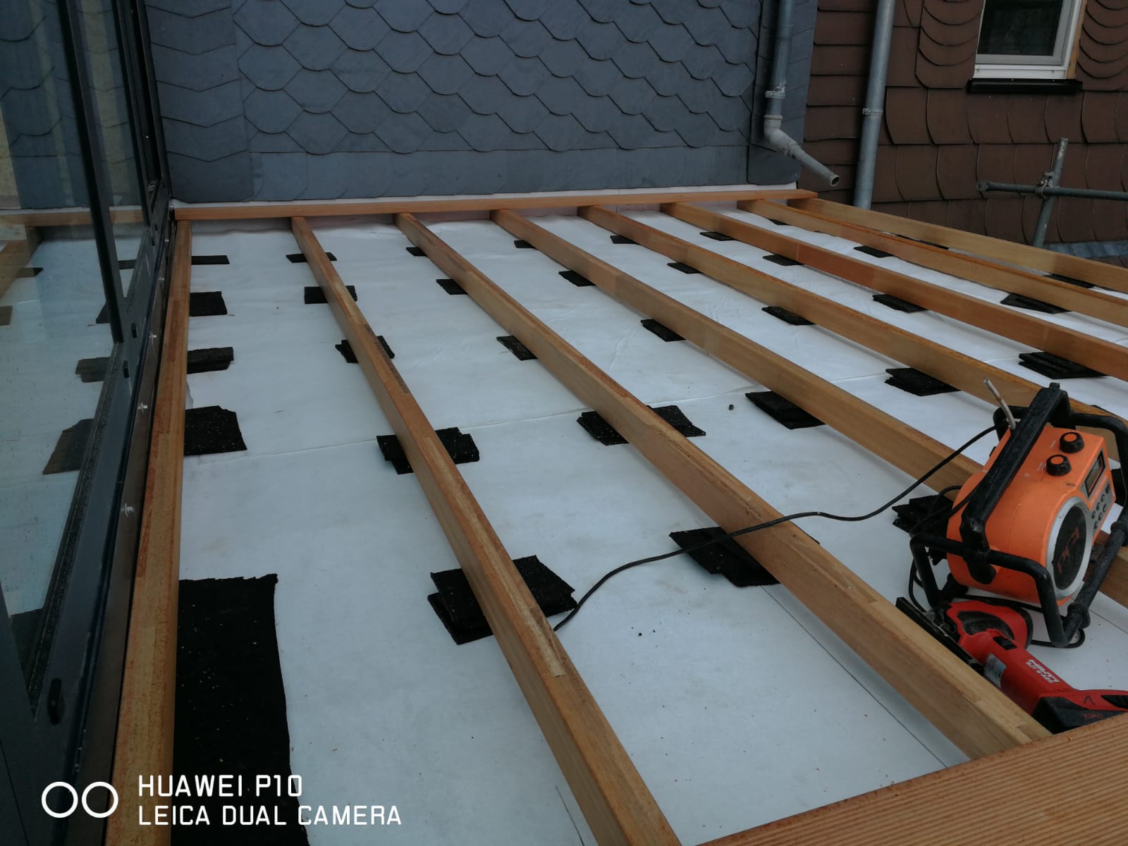 Terrassenabdichtung mit PVC-Folie und Bangkirai Holzrost